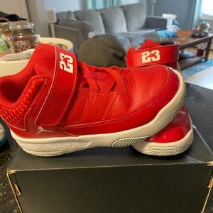 Kids basketball sneakers